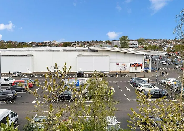 Modern 1br Flat - Free Parking + Lift شقة *