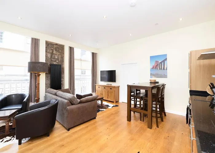 Joivy 1 Bed Flat In Old Town, Next To St Giles Cathedral *
