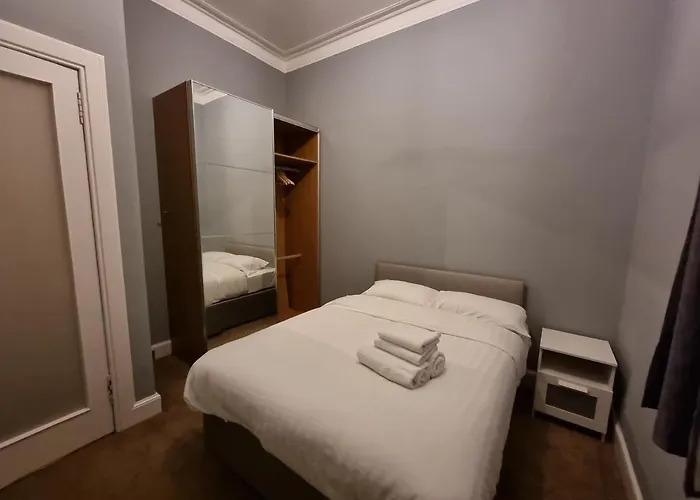 Bright 3 Bedroom דירה *