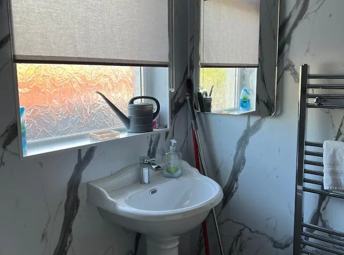 4 Bed Near Airport * Edynburg