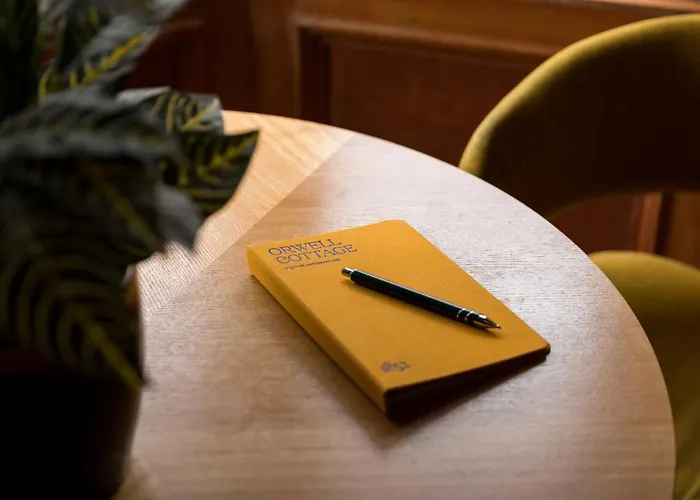 Joivy Contemporary With Free Parking Holiday home