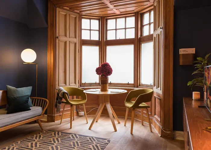 Joivy Contemporary With Free Parking Edinburgh