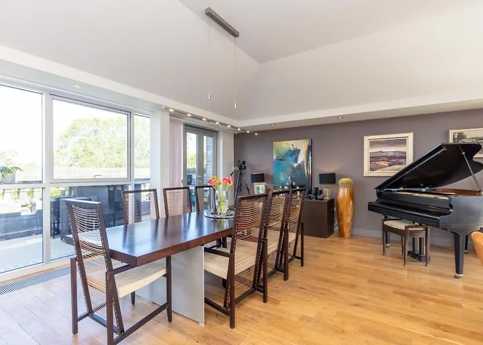 Joivy Beautiful Penthouse With Terrace & Jacuzzi Edinburgh