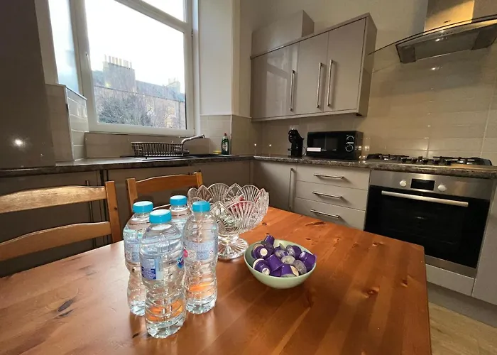 Bright 3 Bedroom דירה *