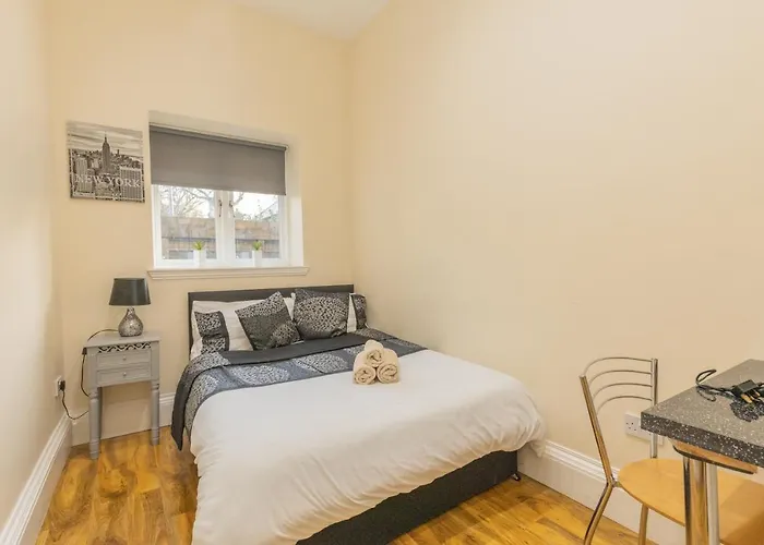 New 3-bedroom Close To Centre Apartment *