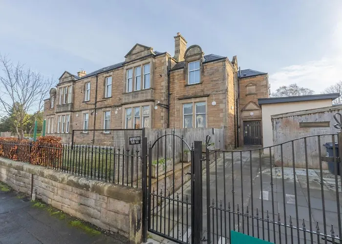 New 3-bedroom Close To Centre Apartment Edinburgh