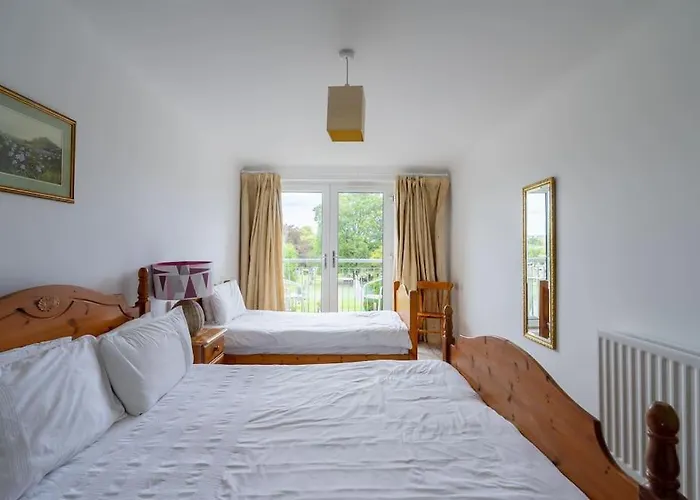 Pilrig Flat: A Lovely 5-bed With A Lift * Edinburgh