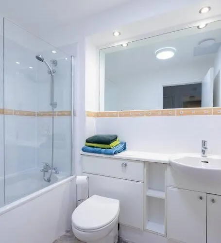 Pilrig Flat: A Lovely 5-bed With A Lift * Edinburgh