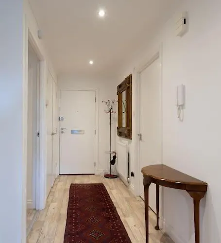 Pilrig Flat: A Lovely 5-bed With A Lift Edinburgh