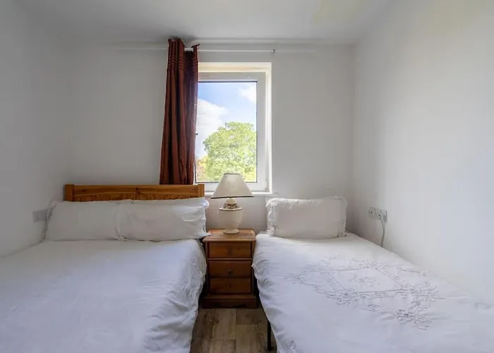 Pilrig Flat: A Lovely 5-bed With A Lift Apartment Edinburgh