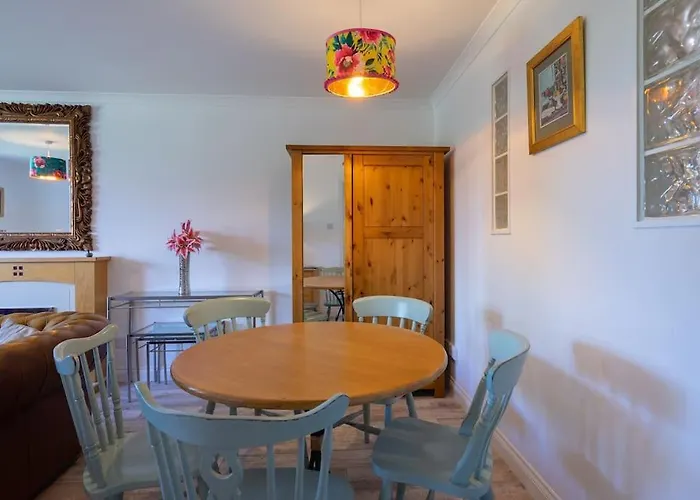 Pilrig Flat: A Lovely 5-bed With A Lift Edinburgh