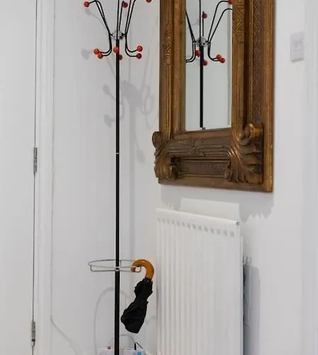 Pilrig Flat: A Lovely 5-bed With A Lift * Edinburgh
