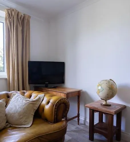 Pilrig Flat: A Lovely 5-bed With A Lift Apartment Edinburgh