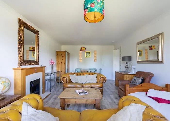 Pilrig Flat: A Lovely 5-bed With A Lift Apartment *