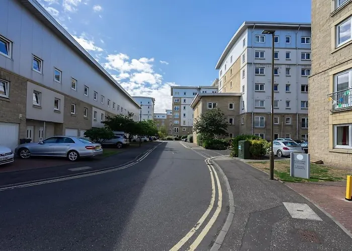 Pilrig Flat: A Lovely 5-bed With A Lift Apartment *