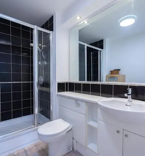 Apartment Pilrig Flat: A Lovely 5-bed With A Lift Edinburgh