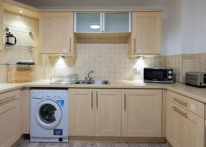 Pilrig Flat: A Lovely 5-bed With A Lift