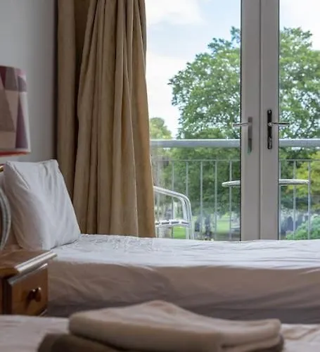 Pilrig Flat: A Lovely 5-bed With A Lift Apartment Edinburgh