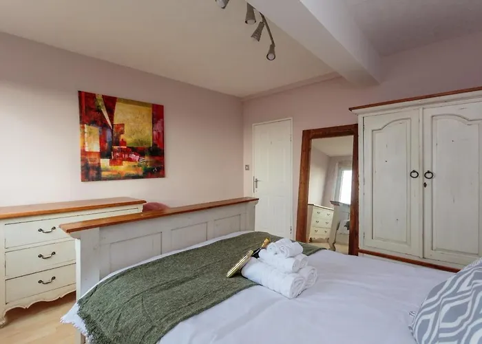 Apartment Gorgeous 3-bed Flat, 15 Minutes To Centre