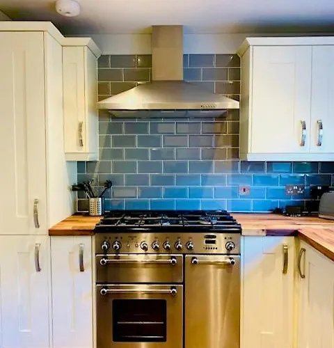 Cosy Roseburn Apartment, - 2 Bedrooms, Free Parking * Edinburgh
