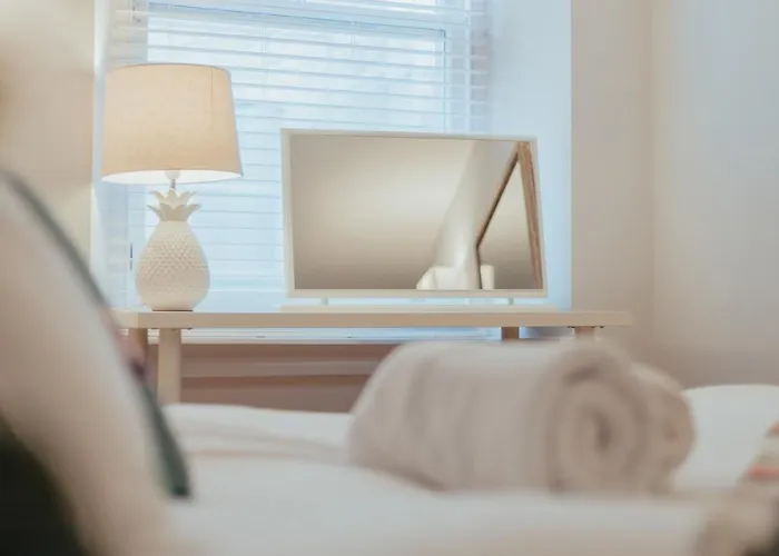 Luxury Modern 3 Bedroom In Centre *