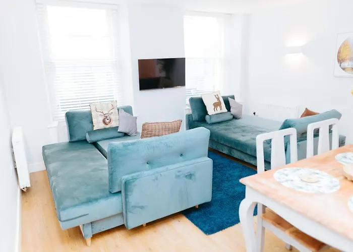 Luxury Modern 3 Bedroom In Centre *