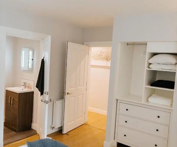 Luxury Modern 3 Bedroom In Centre *