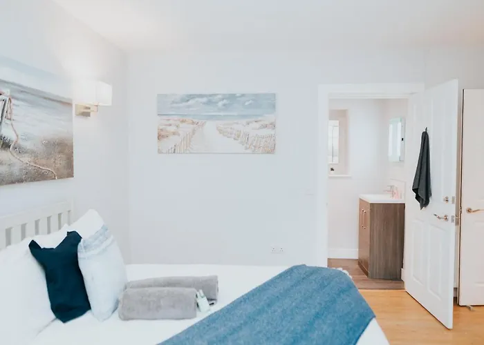 Luxury Modern 3 Bedroom In Centre דירה *