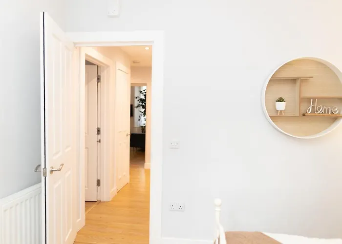 Luxury Modern 3 Bedroom In Centre *