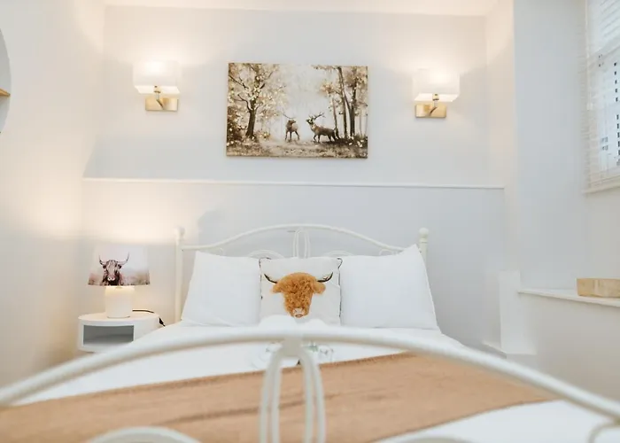 Luxury Modern 3 Bedroom In Centre *