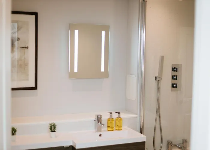 Luxury Modern 3 Bedroom In Centre דירה *