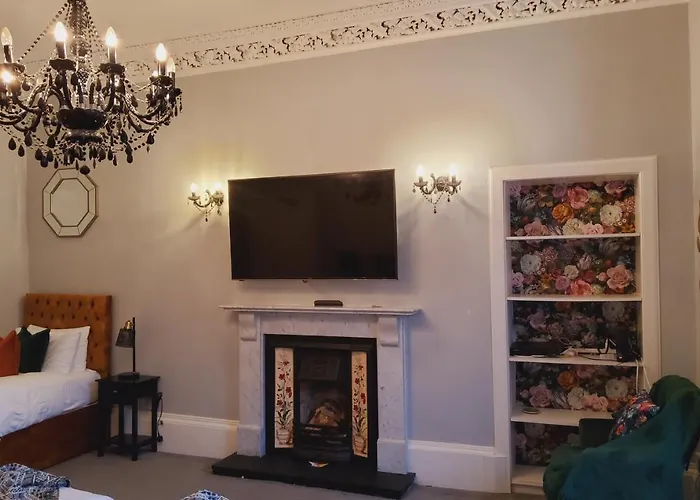 Lovely 4 Bedroom With 7 Beds And Free Parking Apartament