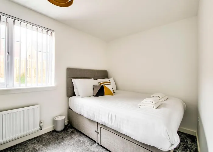 Dom wakacyjny 2-bedroom With Private Garden & Parking *