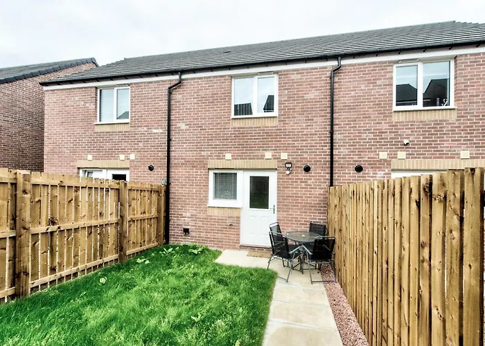 2-bedroom With Private Garden & Parking Dom wakacyjny