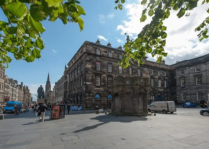 Parliament Sq 12 Royal Mile *