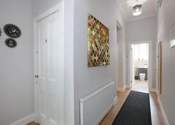 Modern Sleeps 6 דירה