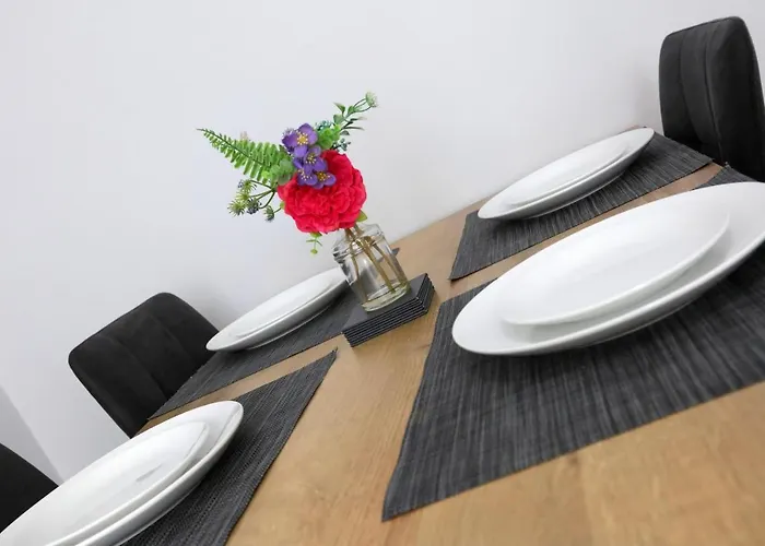 Modern Sleeps 6 דירה *