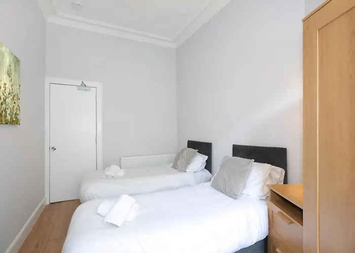 Modern Sleeps 6 דירה אדינבורו