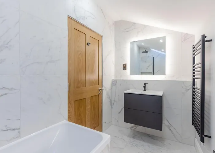 Dragon - Yukina - 2 Bed Centre House With Garden Holiday home Edinburgh