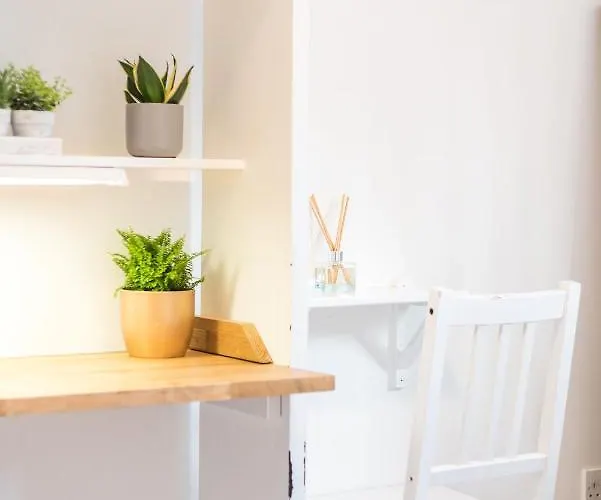 Modern Spacious 3 Bedroom Centre - Free Parking - Private Balcony *