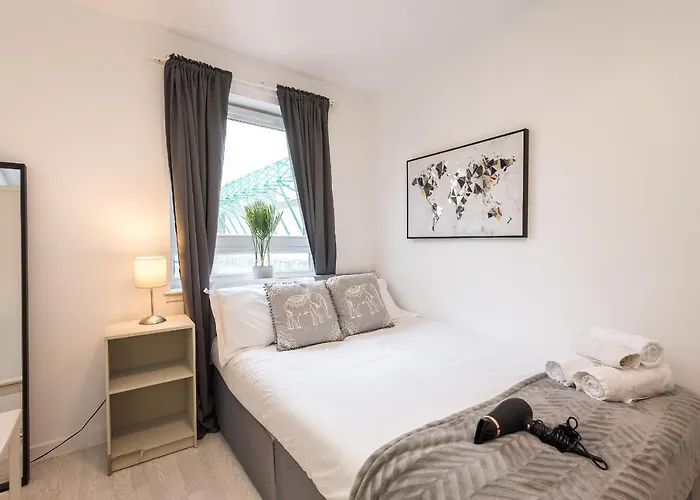 Modern Spacious 3 Bedroom Centre - Free Parking - Private Balcony
