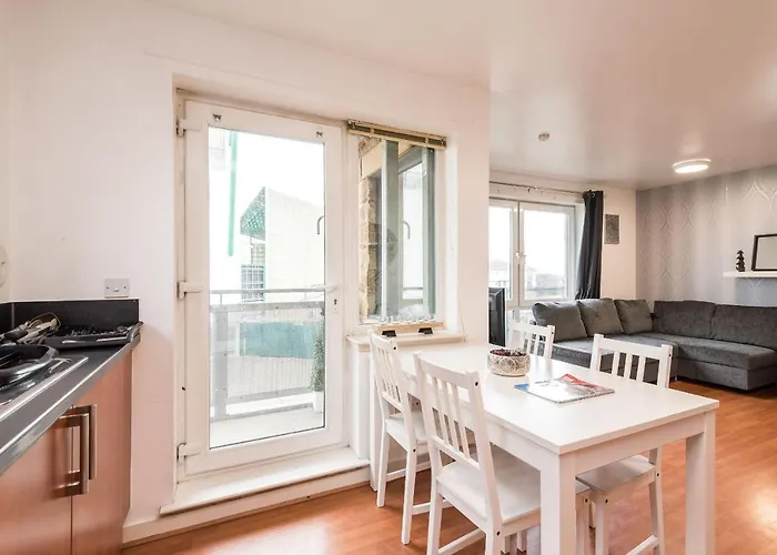 Modern Spacious 3 Bedroom Centre - Free Parking - Private Balcony * Edinburgh