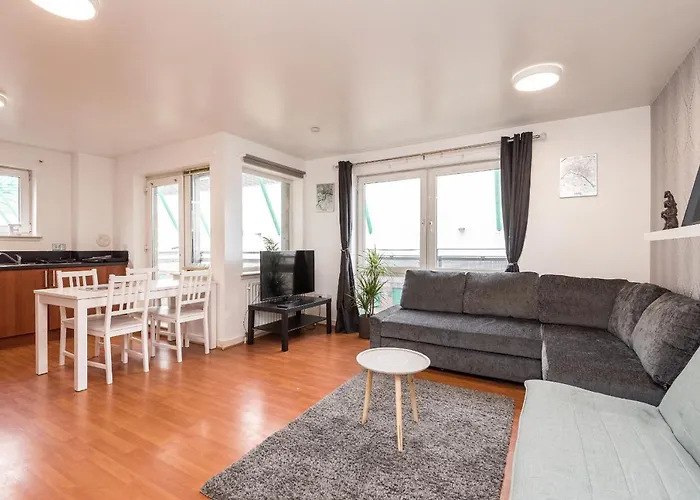 شقة Modern Spacious 3 Bedroom Centre - Free Parking - Private Balcony