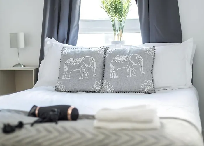 Modern Spacious 3 Bedroom Centre - Free Parking - Private Balcony * إدنبرة