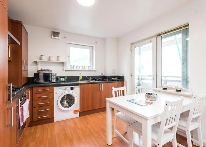 Modern Spacious 3 Bedroom Centre - Free Parking - Private Balcony *