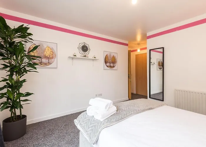Modern Spacious 3 Bedroom Centre - Free Parking - Private Balcony *