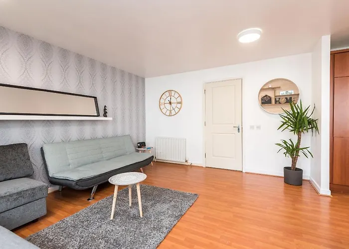 Modern Spacious 3 Bedroom Centre - Free Parking - Private Balcony شقة