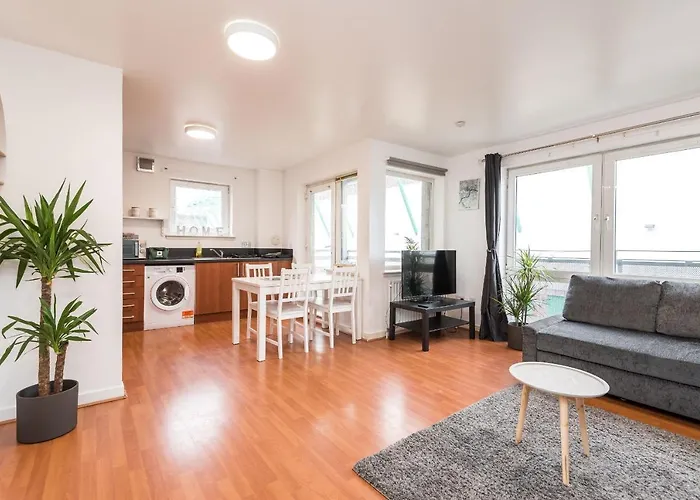Modern Spacious 3 Bedroom Centre - Free Parking - Private Balcony * Edinburgh
