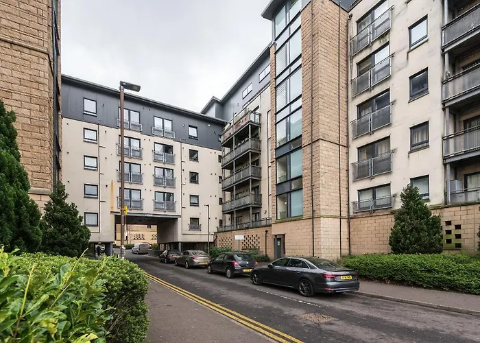 Apartment Modern Spacious 3 Bedroom Centre - Free Parking - Private Balcony *