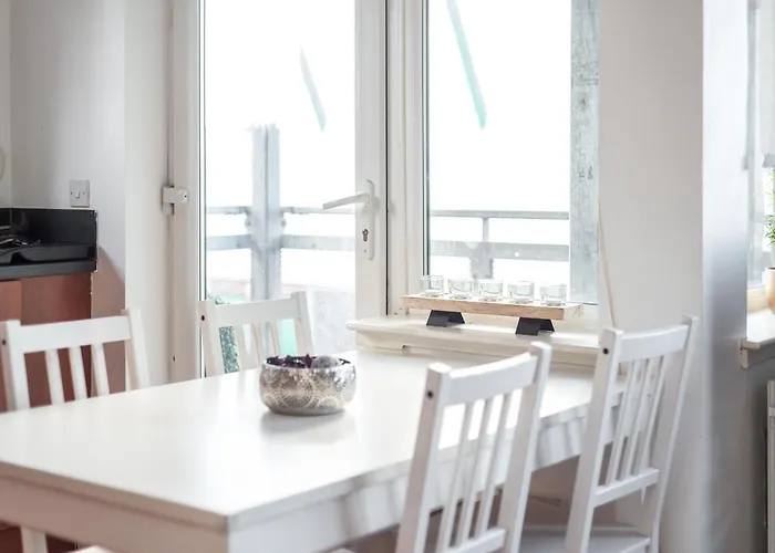 Modern Spacious 3 Bedroom Centre - Free Parking - Private Balcony *